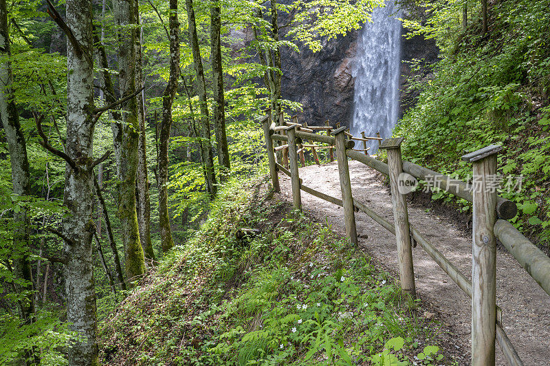 奥地利春天的Wildensteiner Wasserfall小径